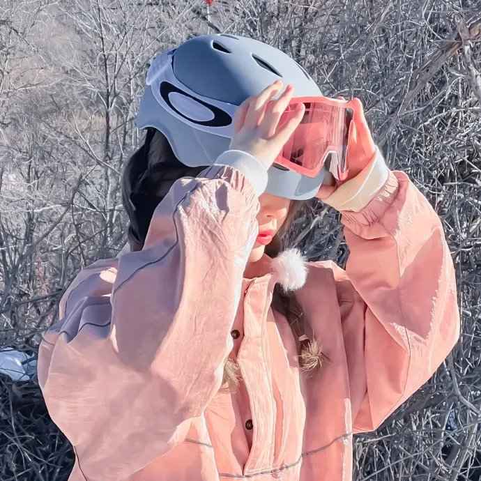 走在雪地上的人